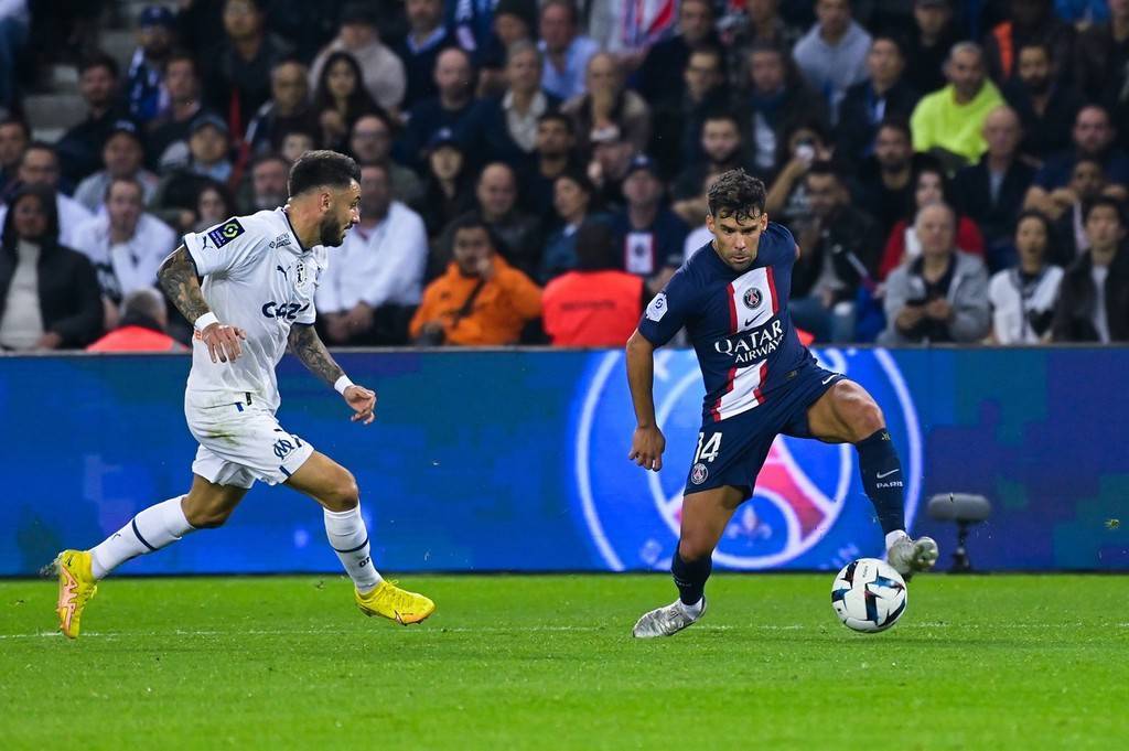 包含法甲激烈争夺,战术变化不断,比赛高潮不断的词条 包含法甲激烈争夺,战术变化不断,比赛高潮不断的词条