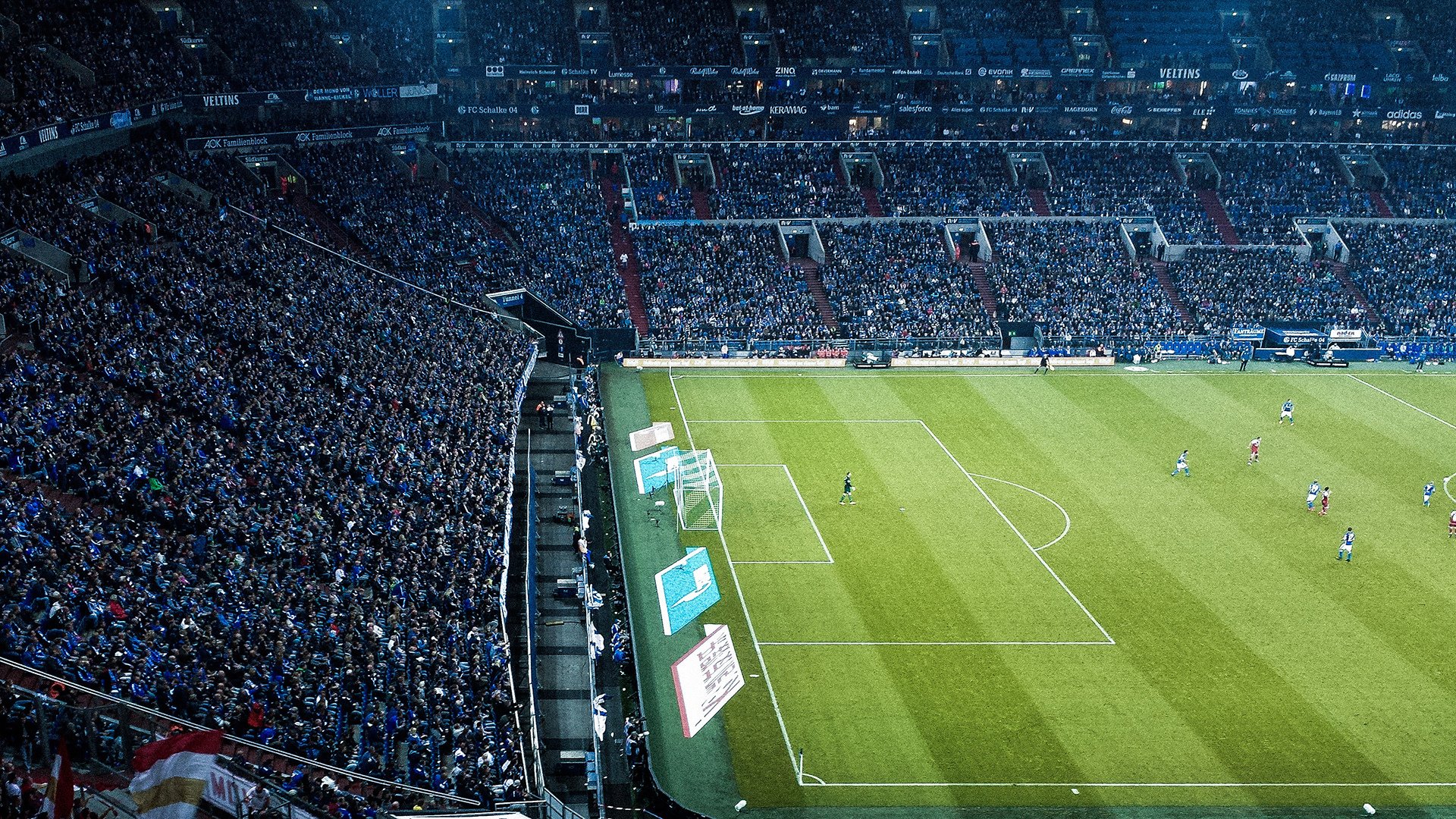 德甲狂战,比分4-3,比赛中明星前锋两球,关键数据:角球12个,传球成功率85%