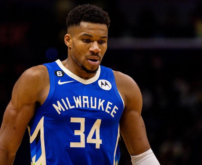 包含乐鱼体育:雄鹿队字母哥：希腊怪兽，统治攻防两端的词条